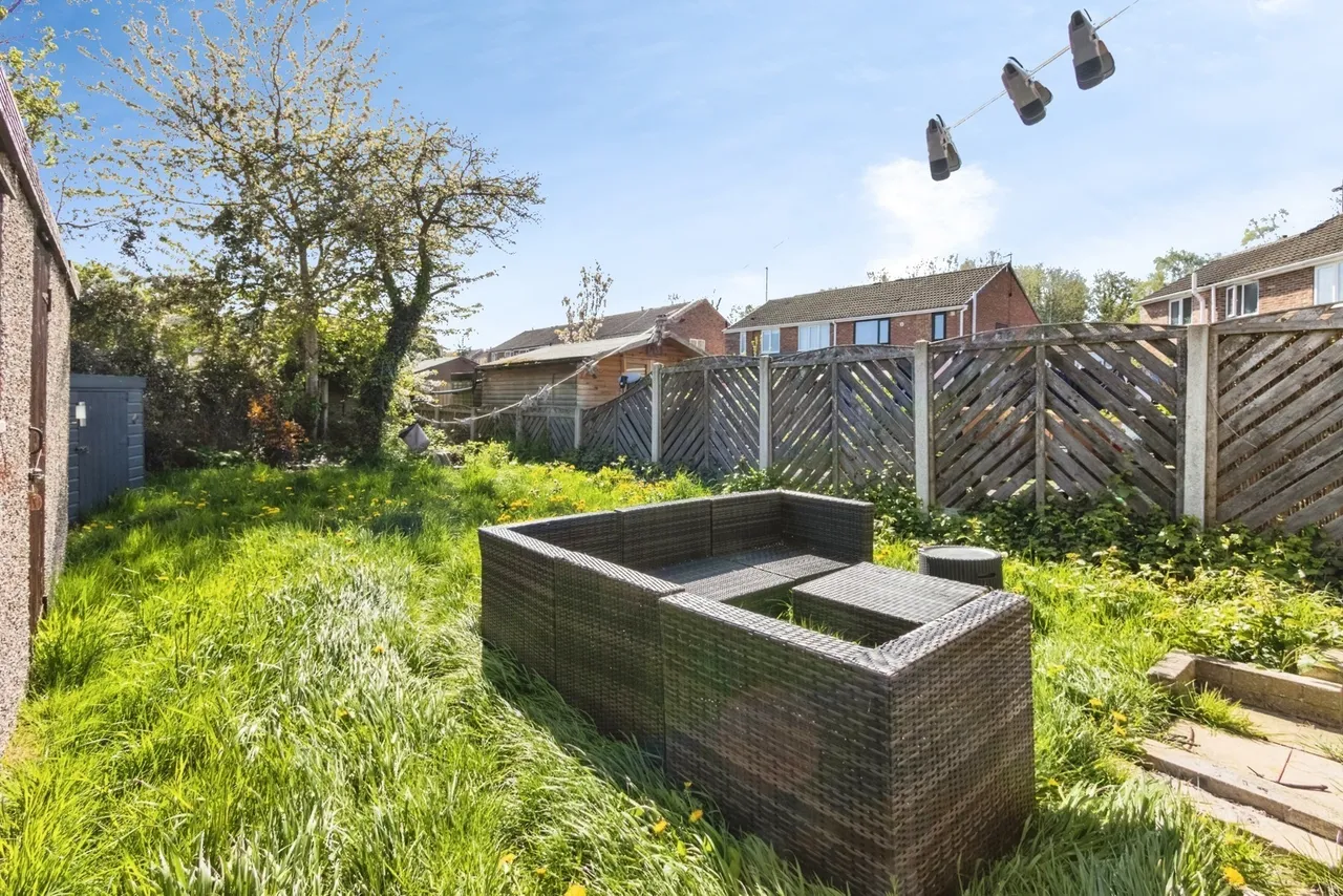 Manor Crescent, Walton, Wakefield, West Yorkshire, WF2, photo 4