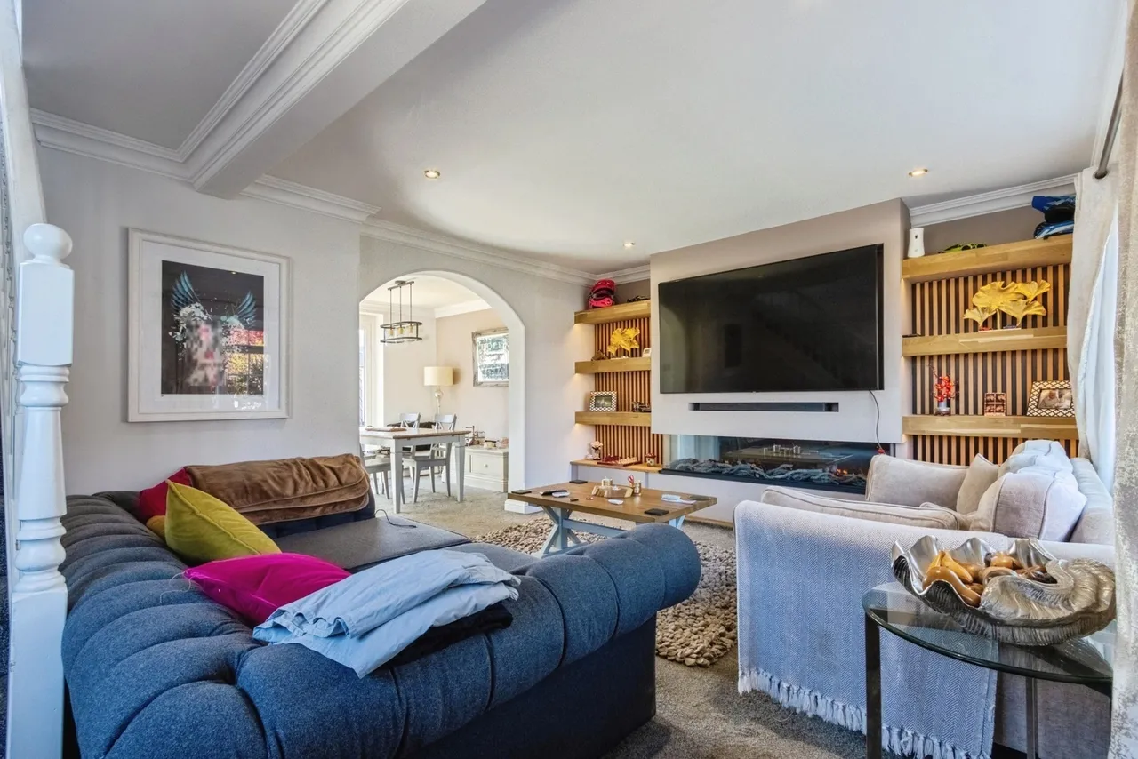Manor Crescent, Walton, Wakefield, West Yorkshire, WF2, photo 2