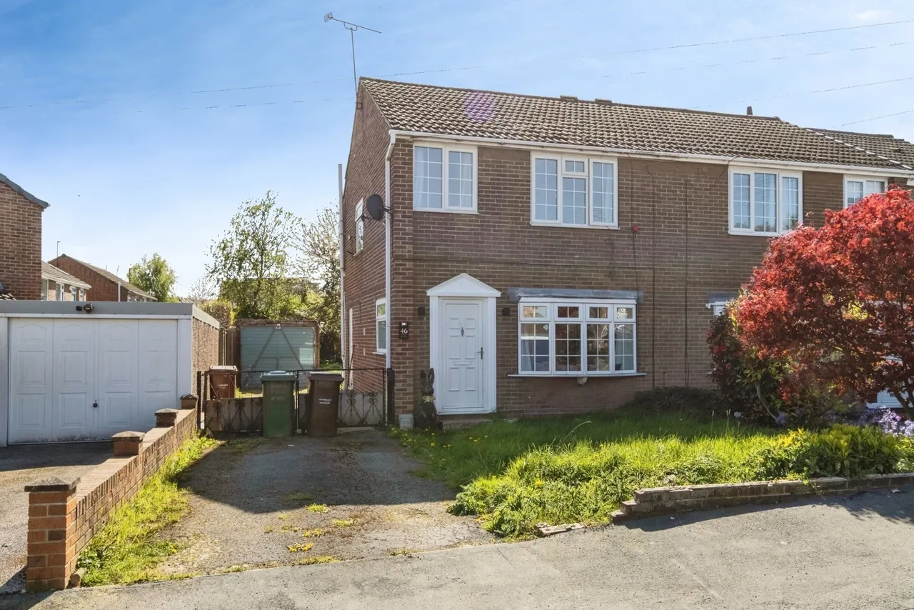 3 bed house for sale — Manor Crescent, Walton, Wakefield, West Yorkshire, WF2