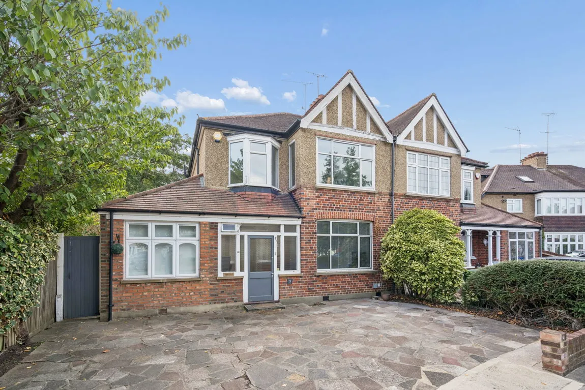 4 bed property for sale, Barrow Point Avenue, Pinner, HA5