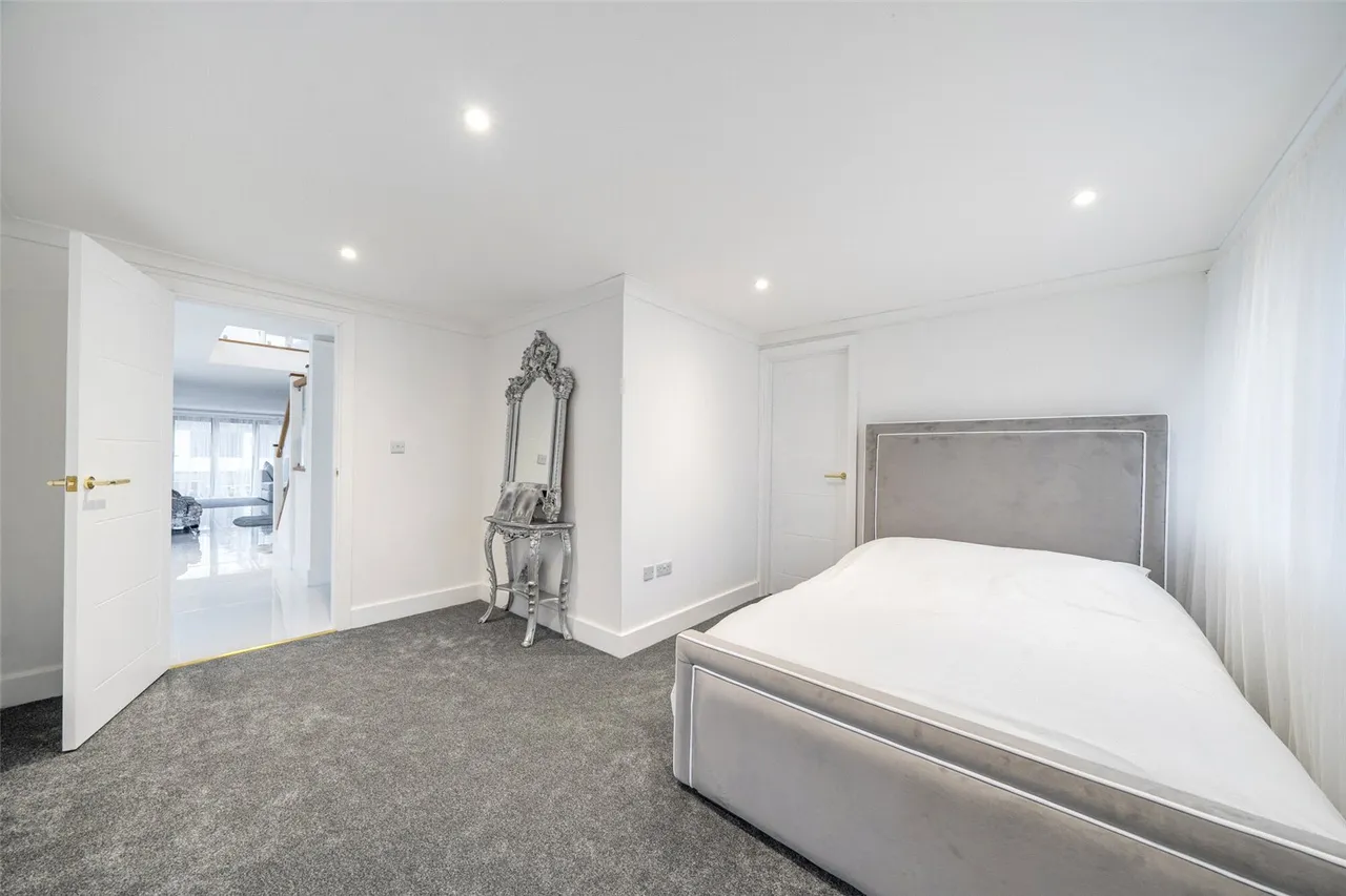 Manse Way, BR8, photo 17