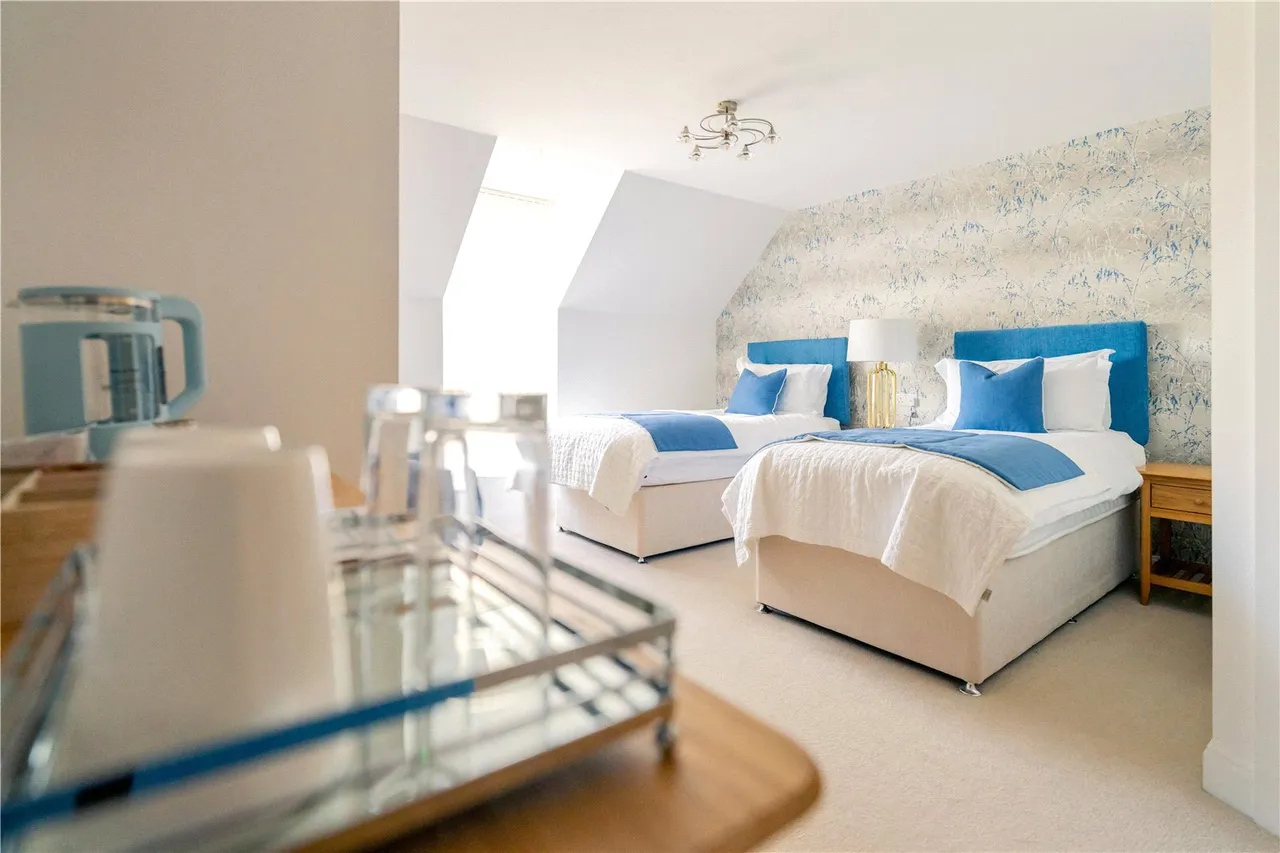 Birch Place, Dukes Ride, Crowthorne, Berkshire, RG45 6GT, photo 2
