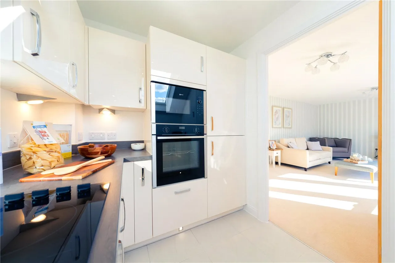 Birch Place, Dukes Ride, Crowthorne, Berkshire, RG45 6GT, photo 5