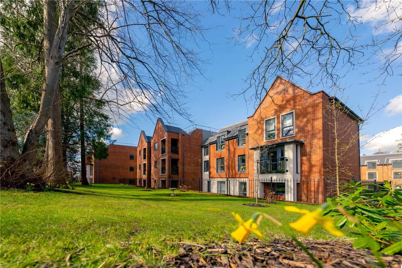 1 bed flat to rent — Birch Place, Dukes Ride, Crowthorne, Berkshire, RG45 6GT