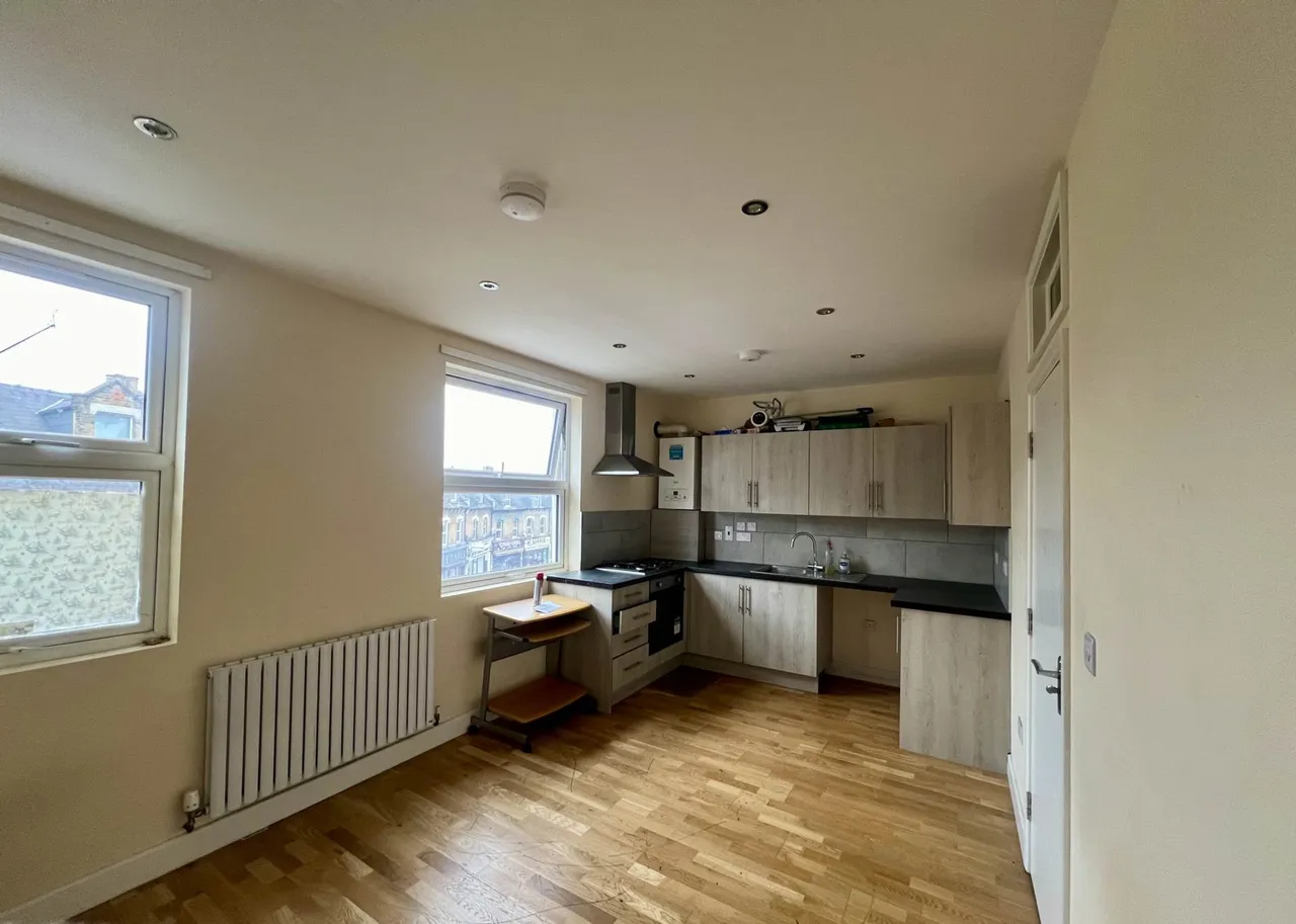 2 bed flat to rent — Hoe Street, Walthamstow, E17 4SA
