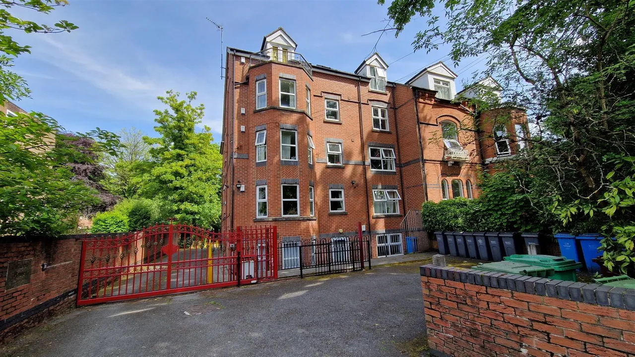 2 bed flat to rent, Withington Road, Whalley Range, M16