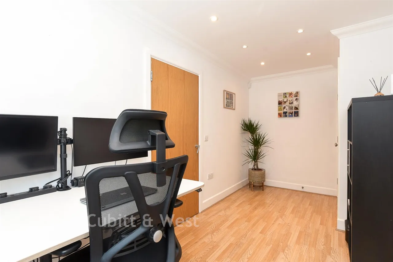 Tupwood Gardens, Caterham, CR3, photo 11