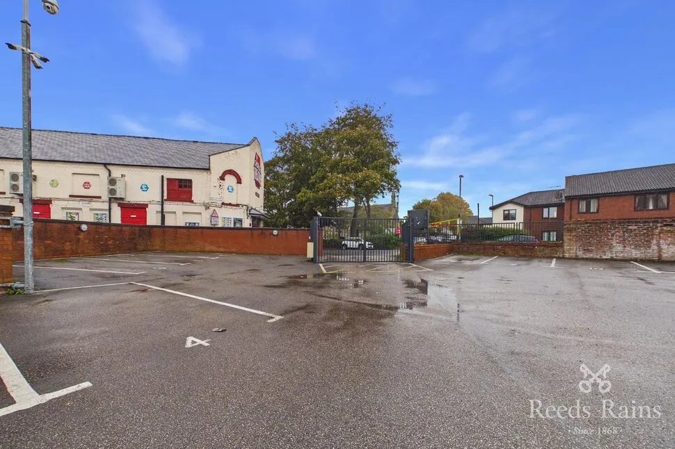 St. Thomas's Road, Chorley, PR7, photo 12