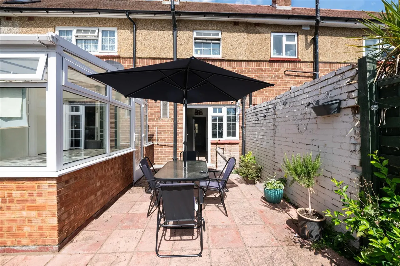 Peacock Avenue, Feltham, photo 12