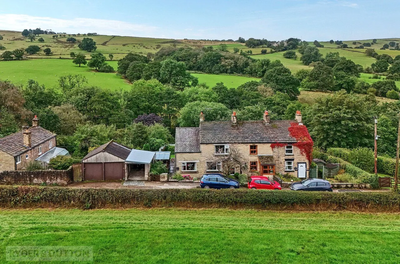 Coombes Lane, Charlesworth, SK13, photo 2