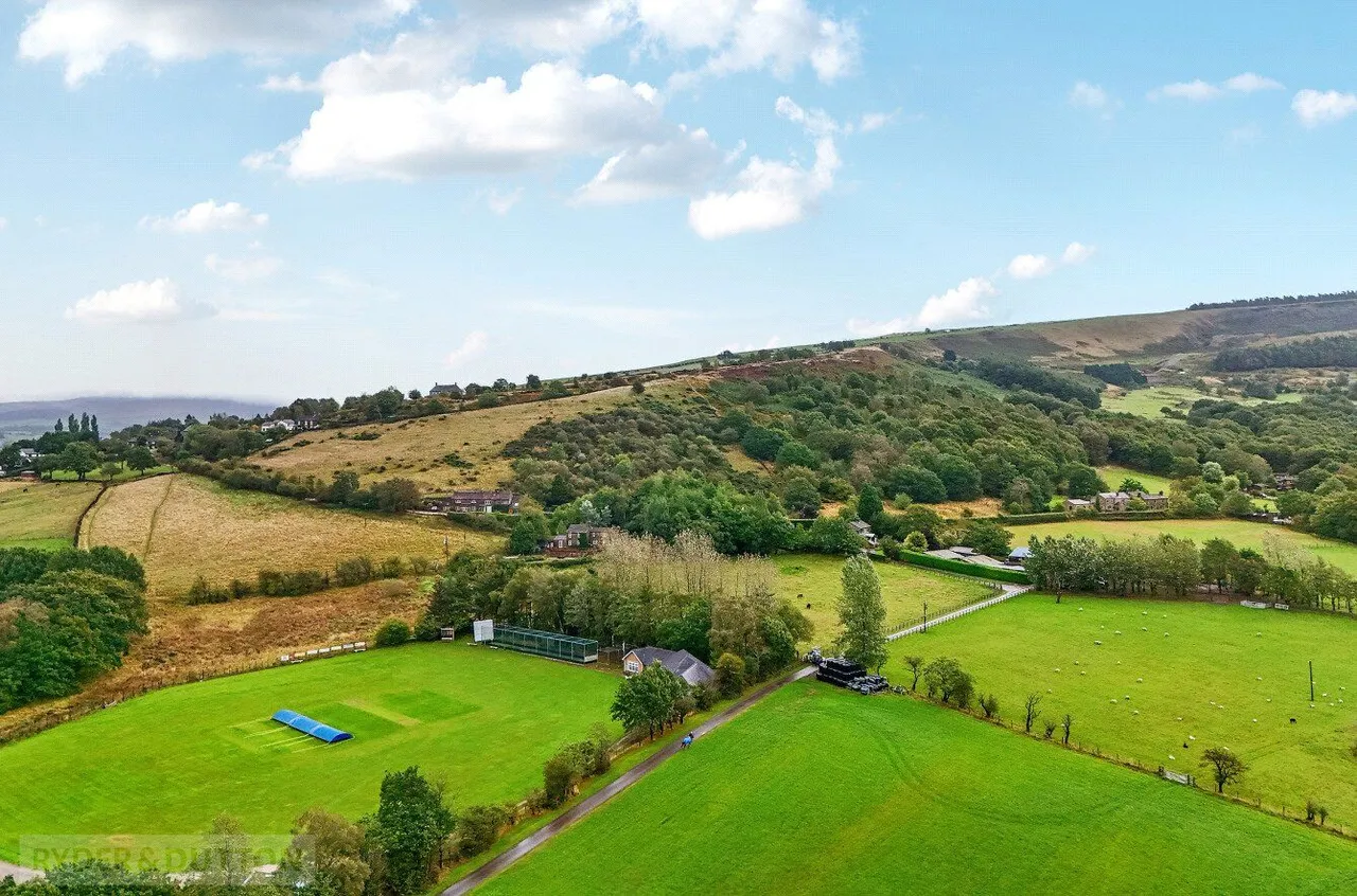 Coombes Lane, Charlesworth, SK13, photo 26