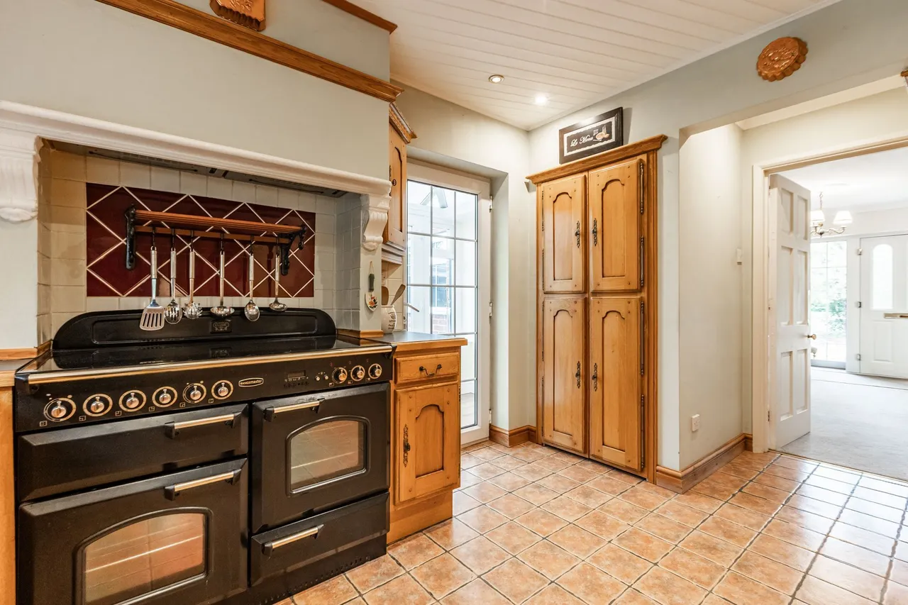 Detached Spacious Home in Walpole St, photo 5