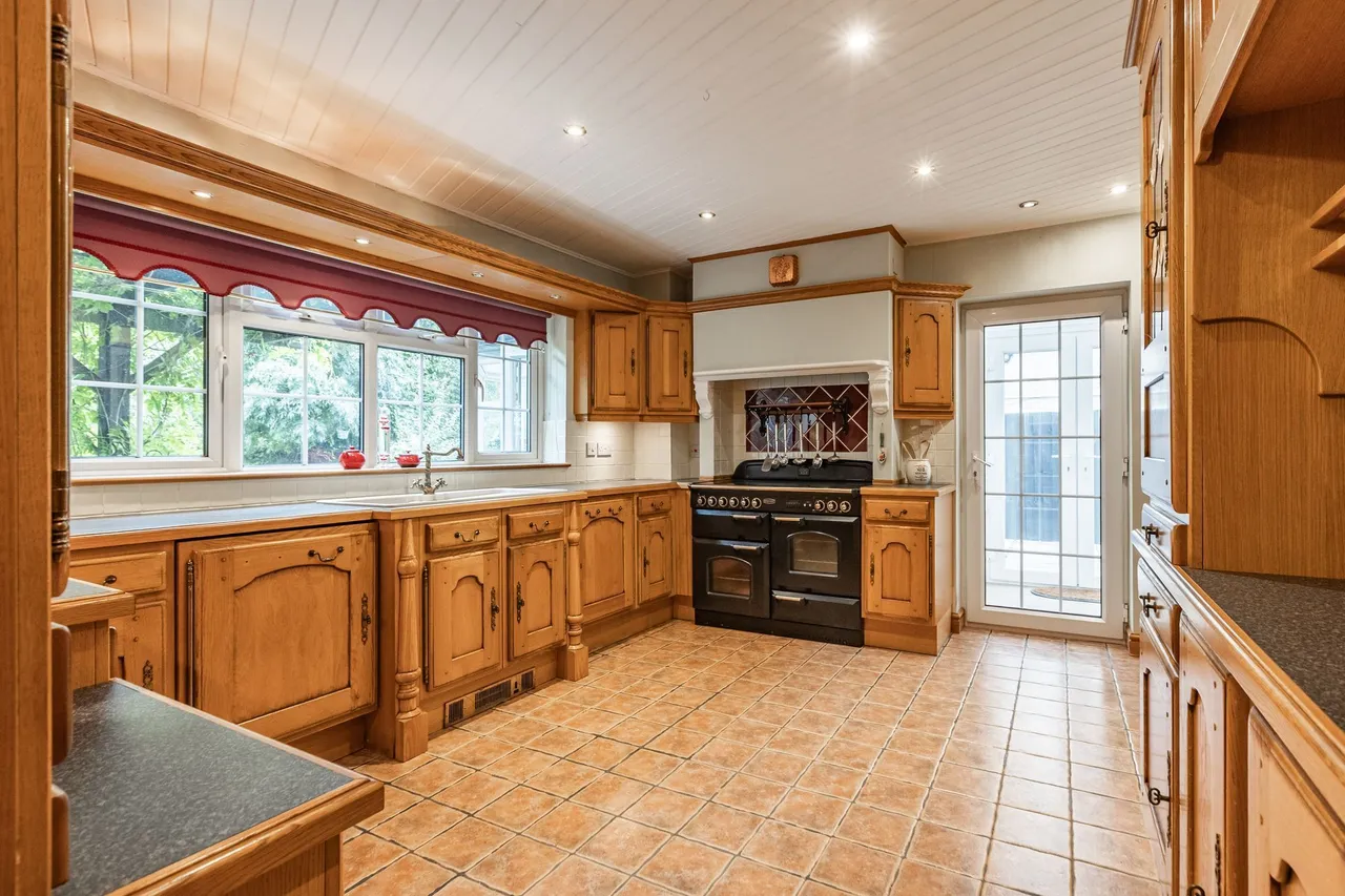Detached Spacious Home in Walpole St, photo 4