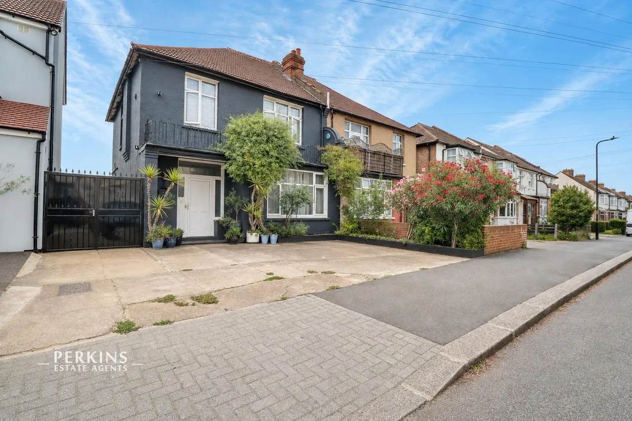 4 bed house for sale, Berkhamsted Avenue, Wembley, HA9