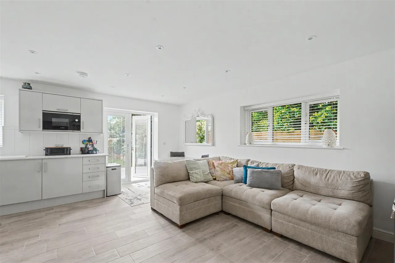 Mannion Crescent, Sawley, NG10, photo 2