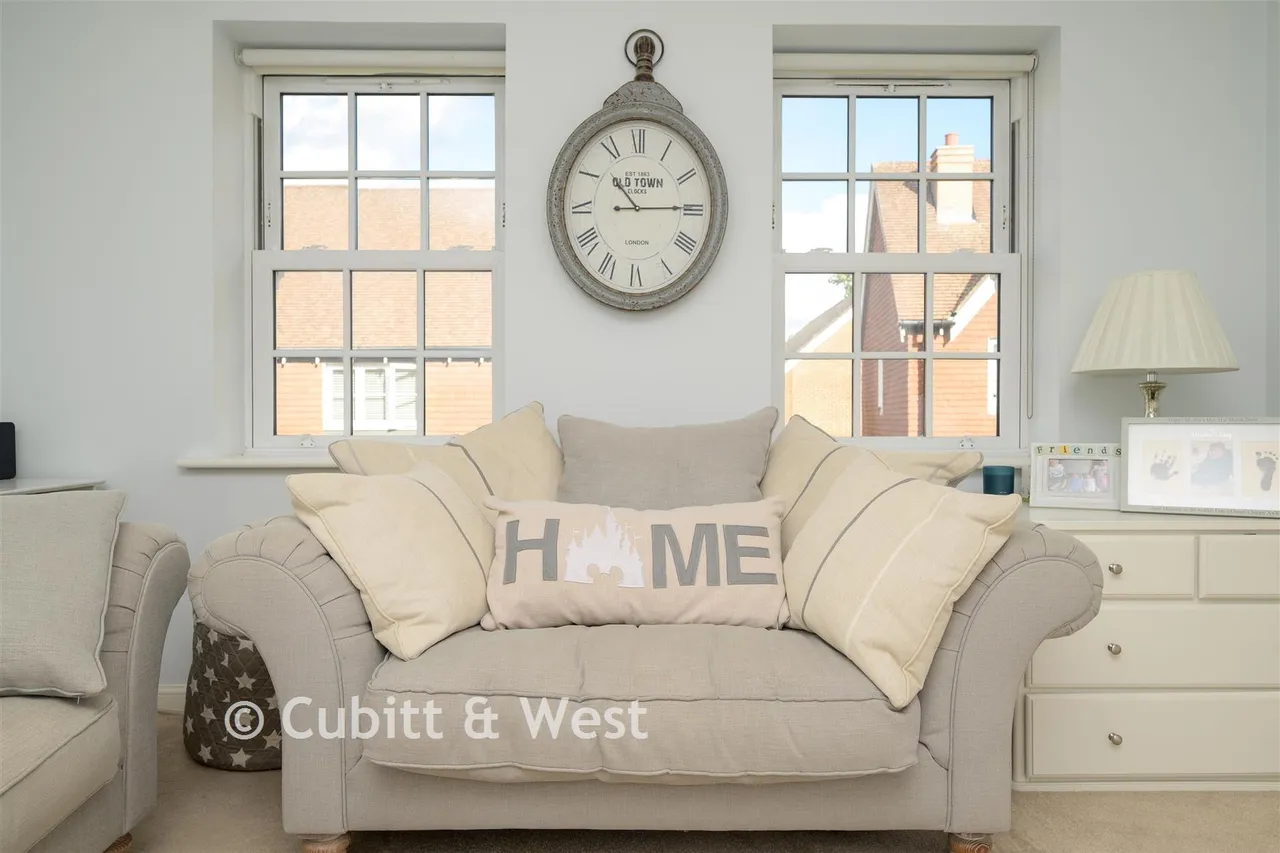 Whittaker Drive, Horley, RH6, photo 5