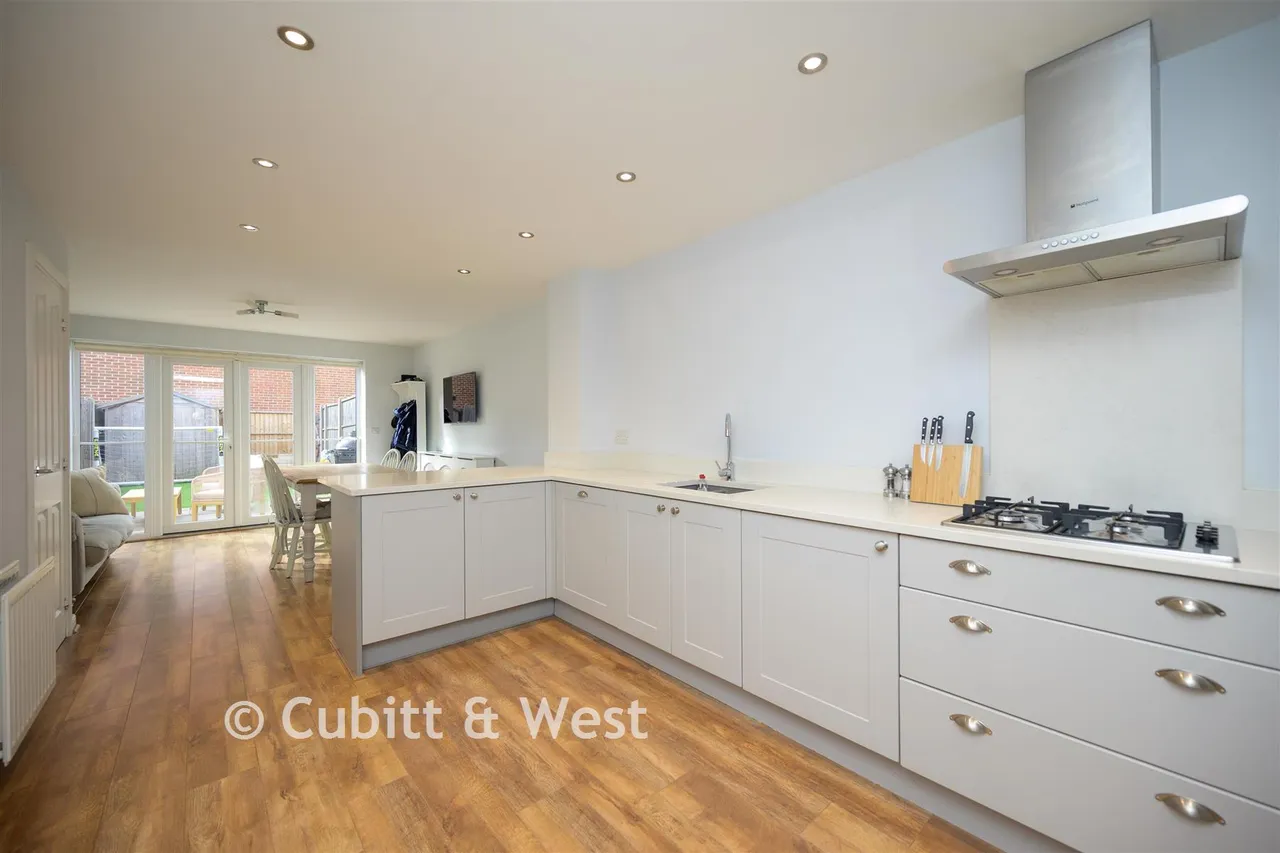 Whittaker Drive, Horley, RH6, photo 2