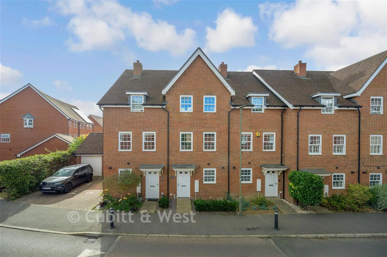 3 bed house for sale, Whittaker Drive, Horley, RH6