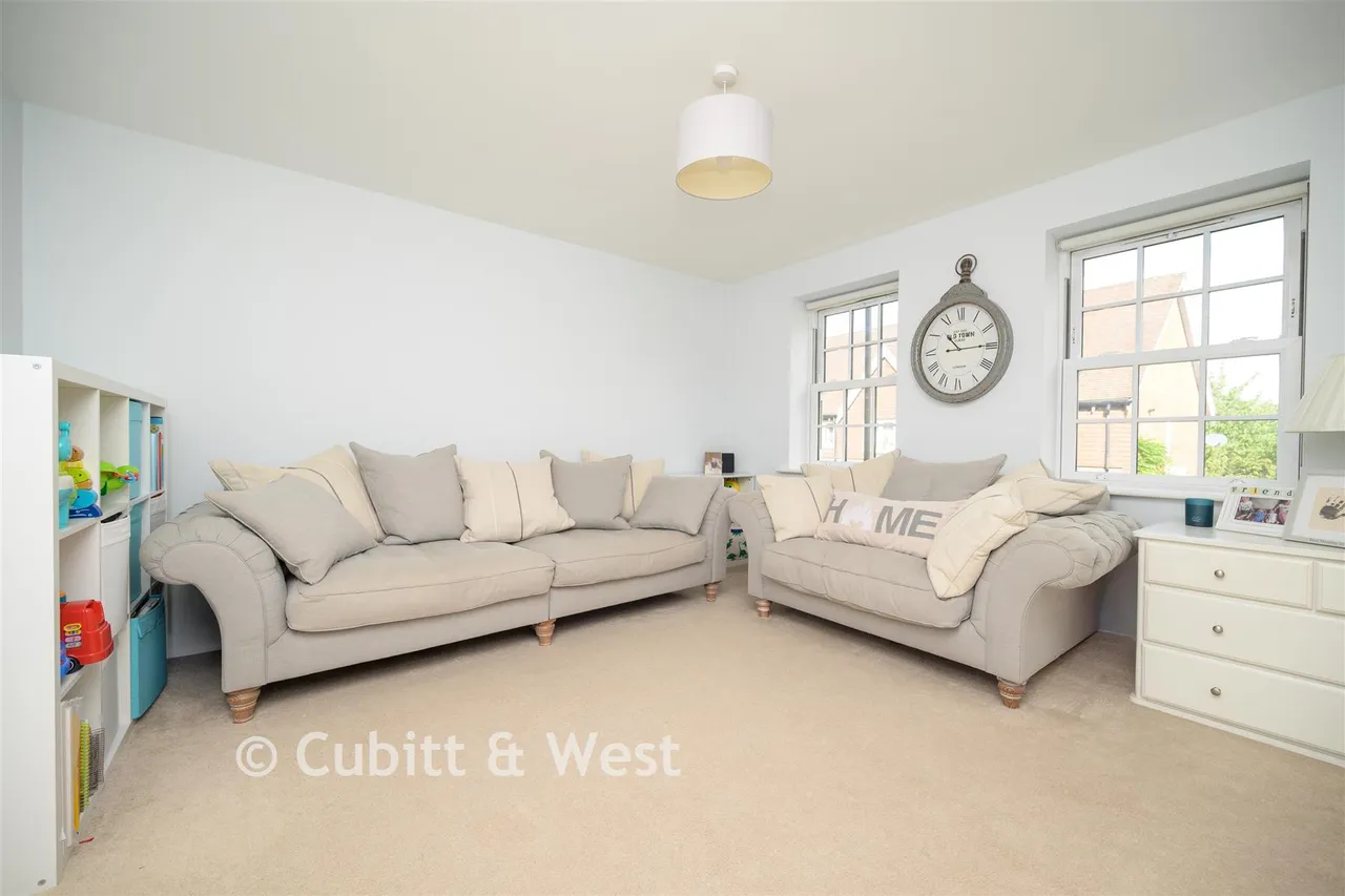 Whittaker Drive, Horley, RH6, photo 4
