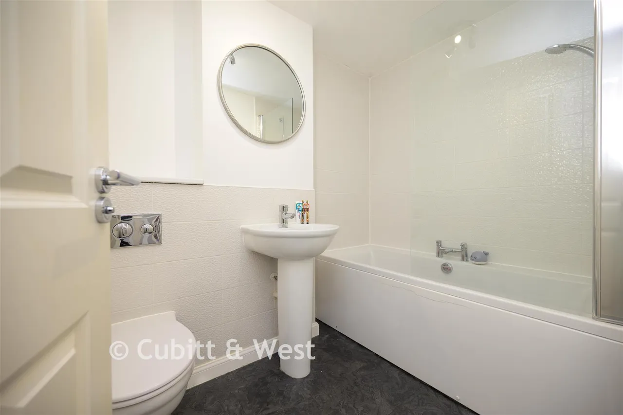 Whittaker Drive, Horley, RH6, photo 9