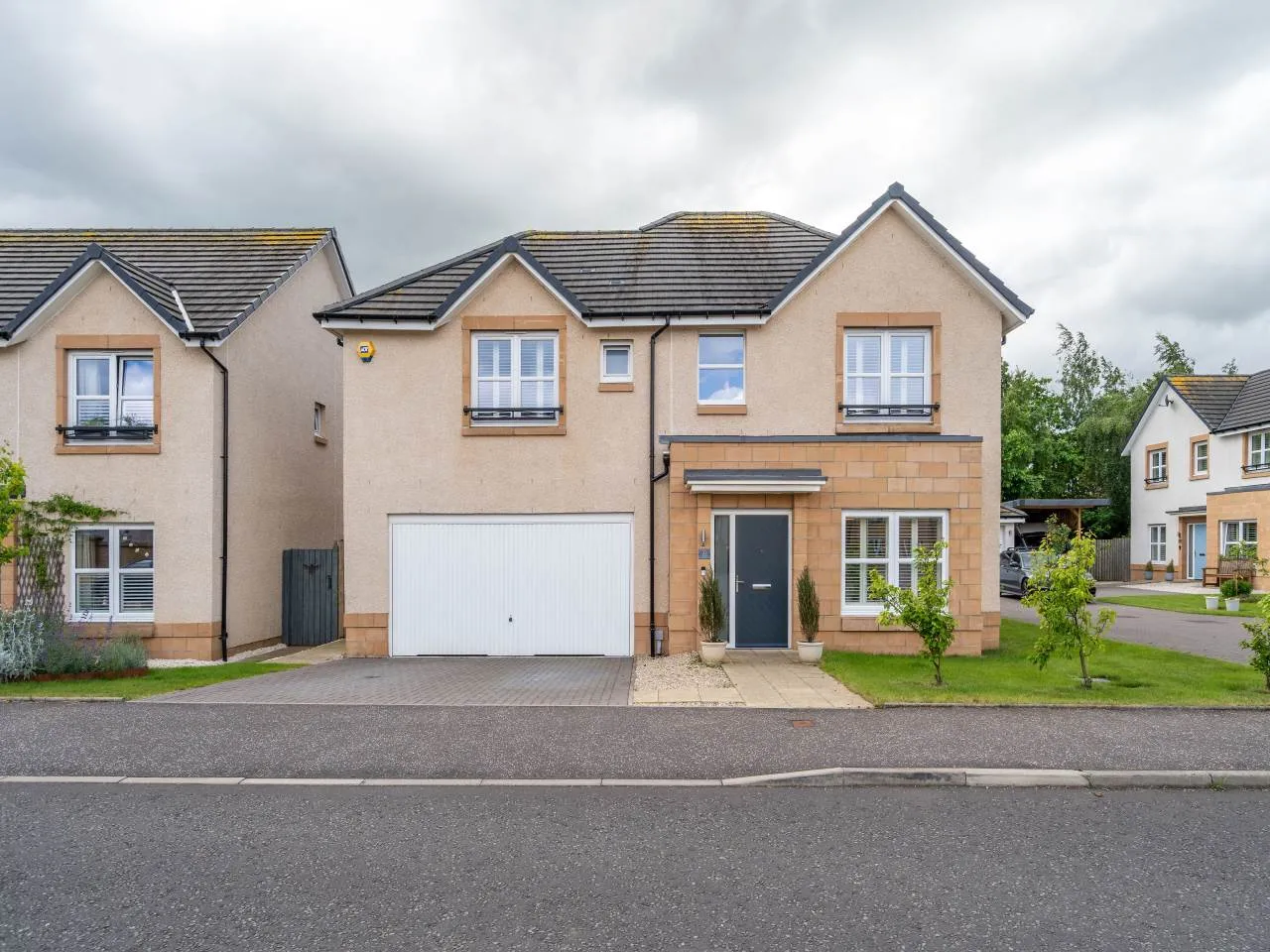4 bed house for sale — Shiel Hall Circle, Rosewell, EH24 9DE