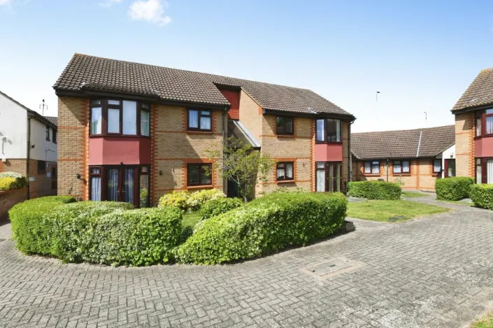 2 bed flat to rent — PITSEA MOUNT, BASILDON