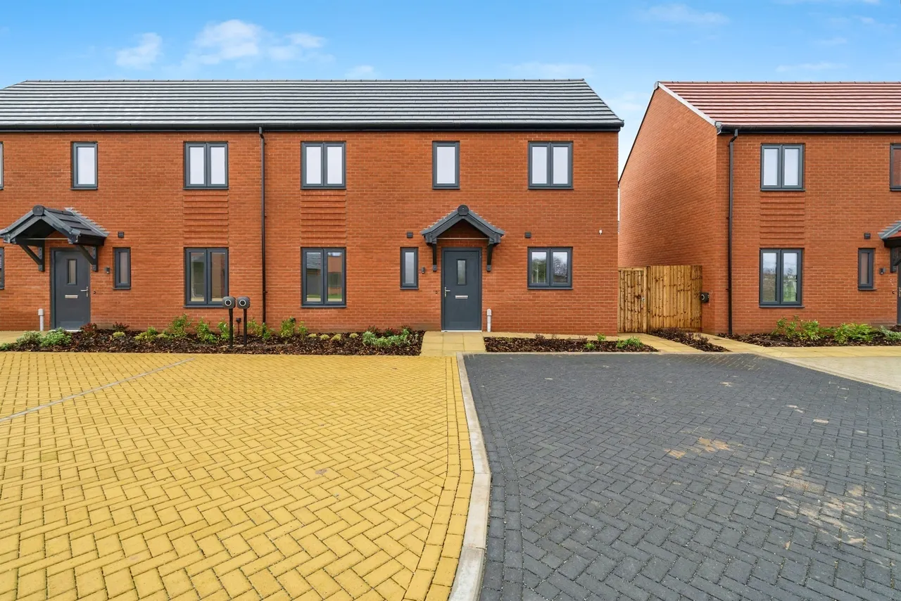 3 bed house for sale — Eastwood, Bradwell, Great Yarmouth