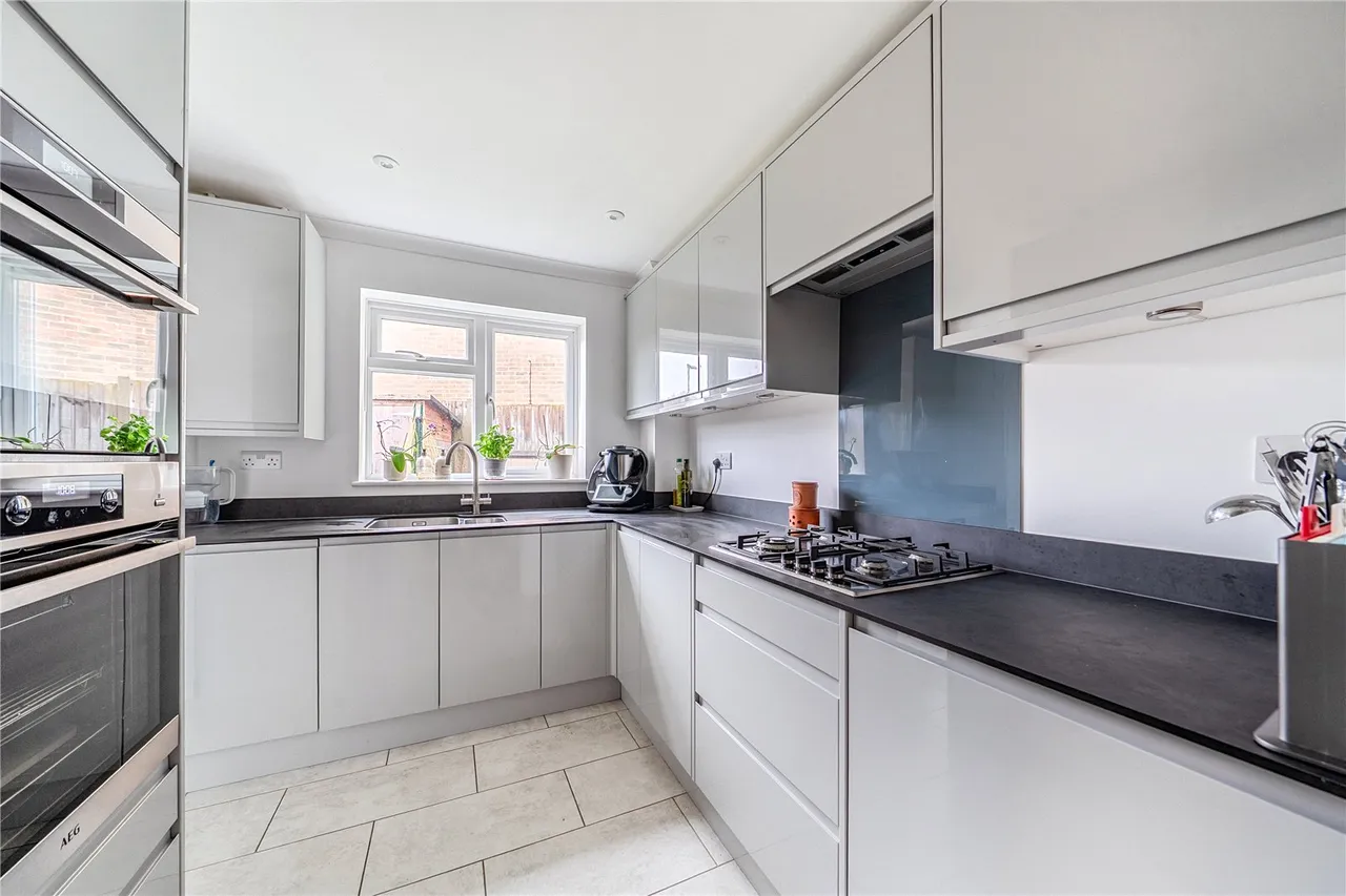 Albert Road, Bagshot, GU19, photo 2
