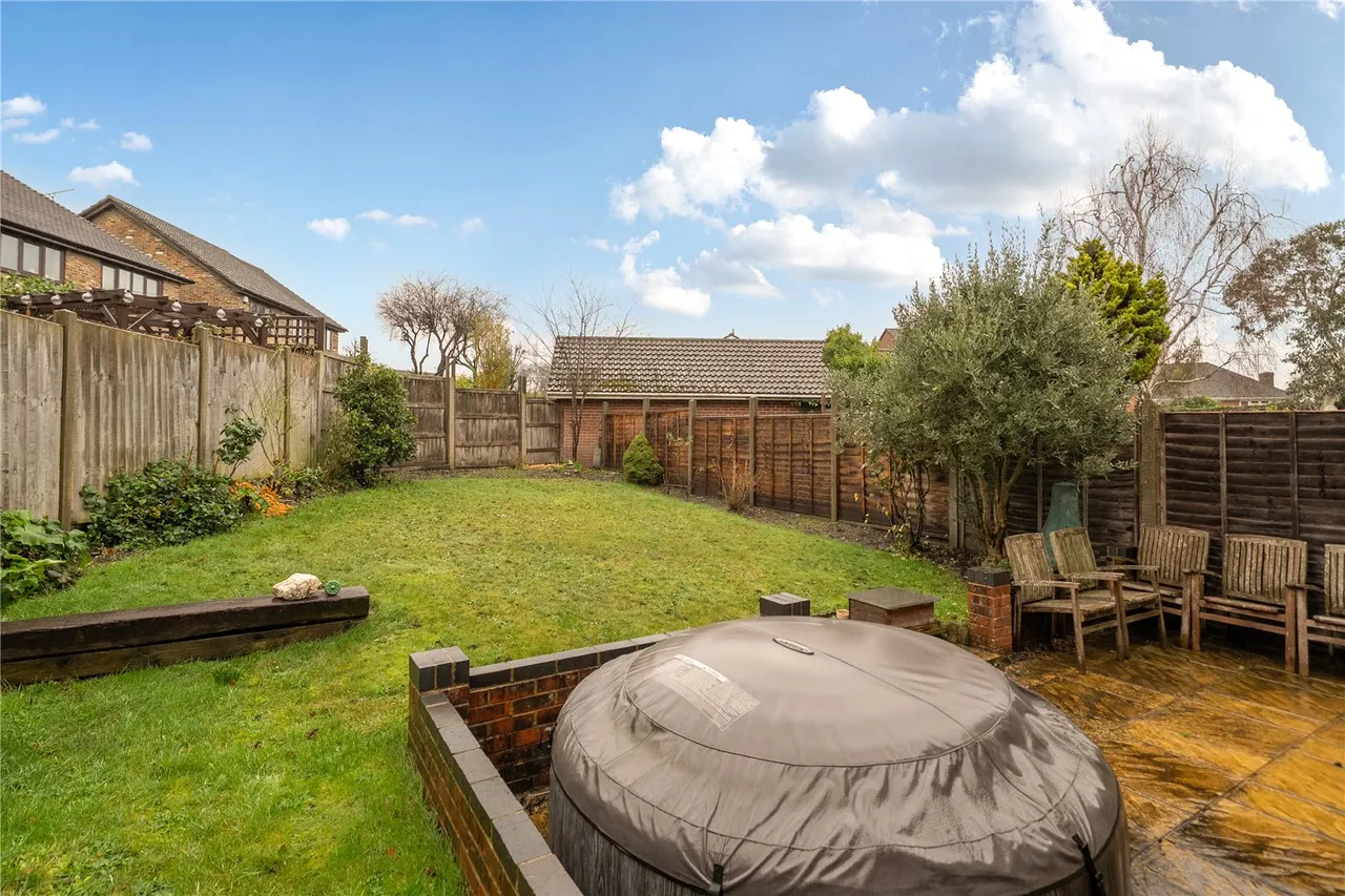 Albert Road, Bagshot, GU19, photo 20