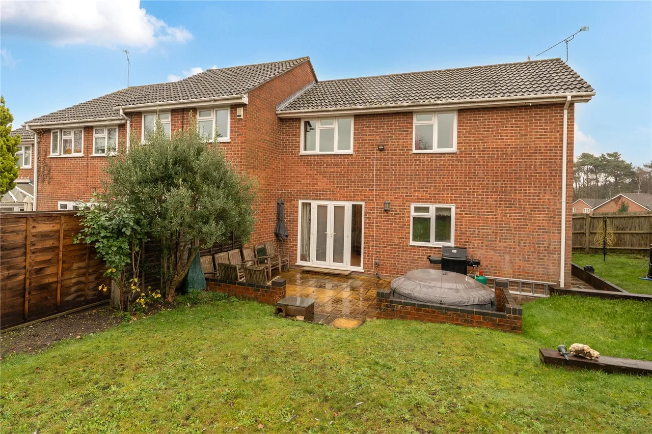 Albert Road, Bagshot, GU19, photo 21