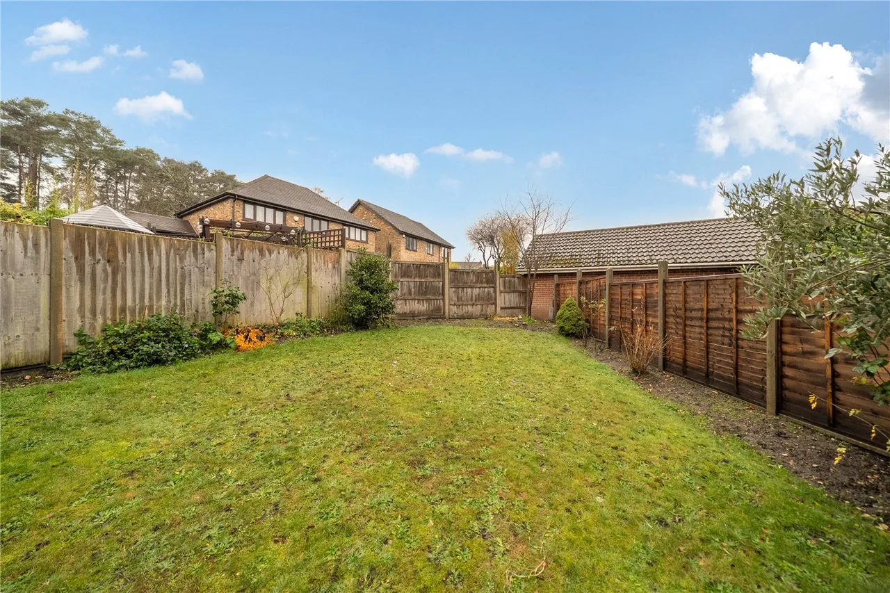 Albert Road, Bagshot, GU19, photo 7