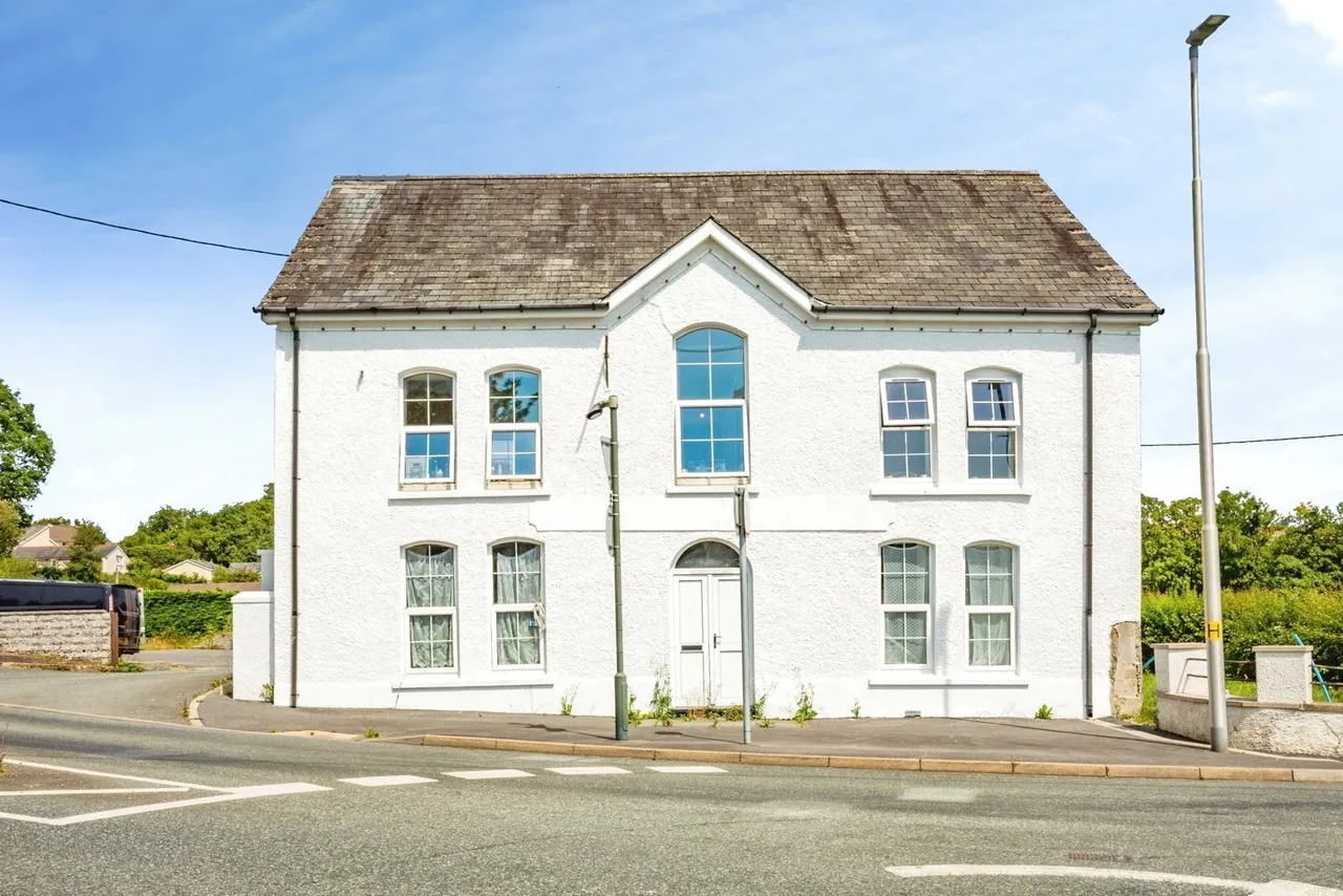1 bed flat for sale, Highmead Arms, Llanybydder, SA40