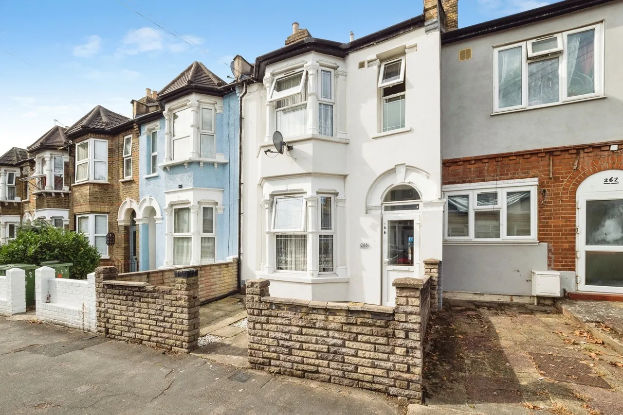 3 bed house for sale — Dersingham Avenue, Manor Park, London, E12