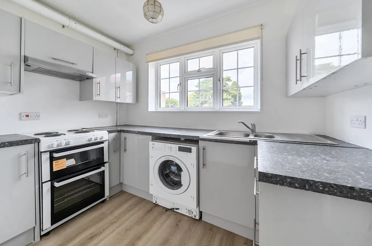 Upper Park Road, Camberley, photo 4