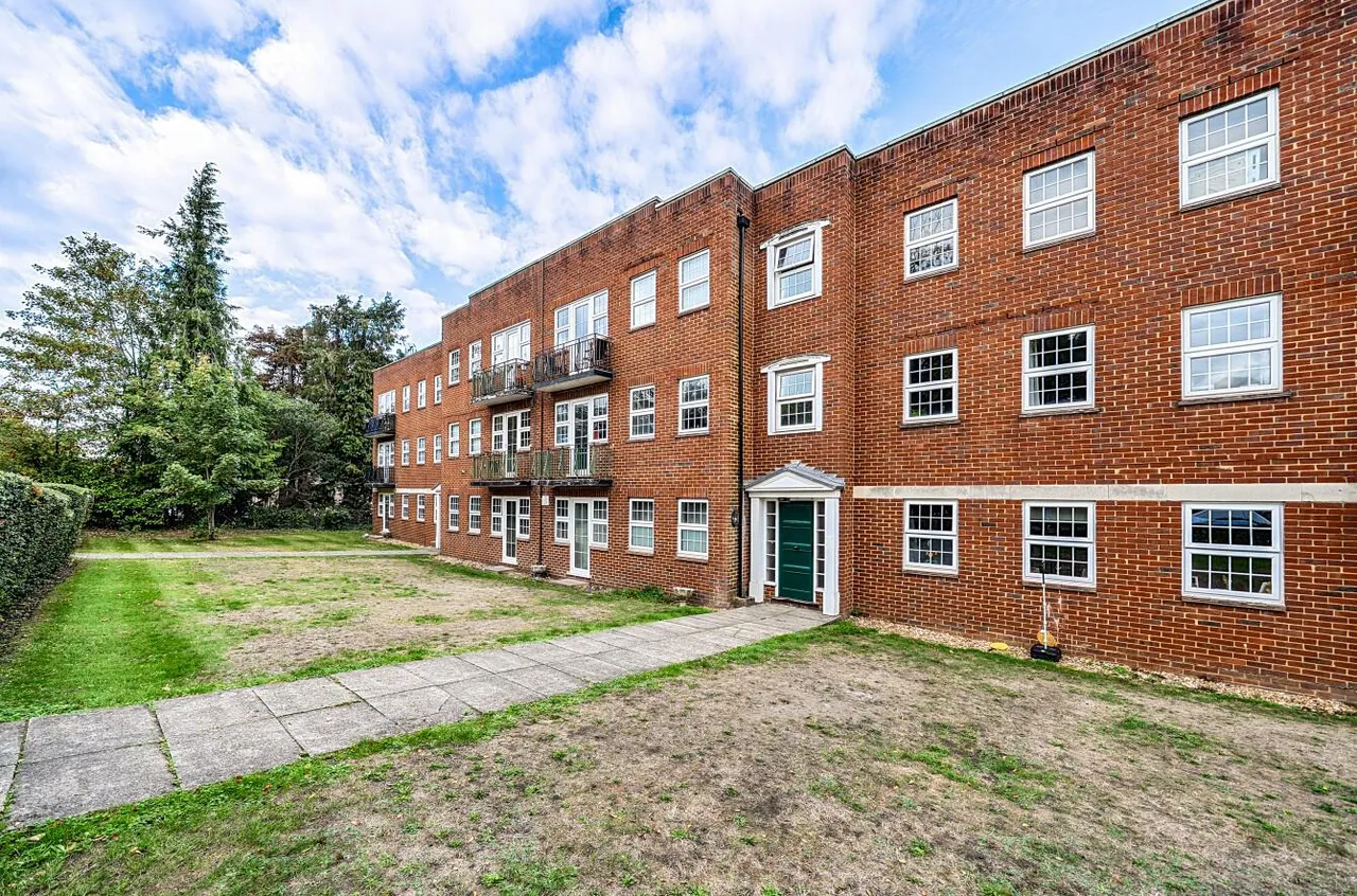 2 bed flat for sale, Upper Park Road, Camberley