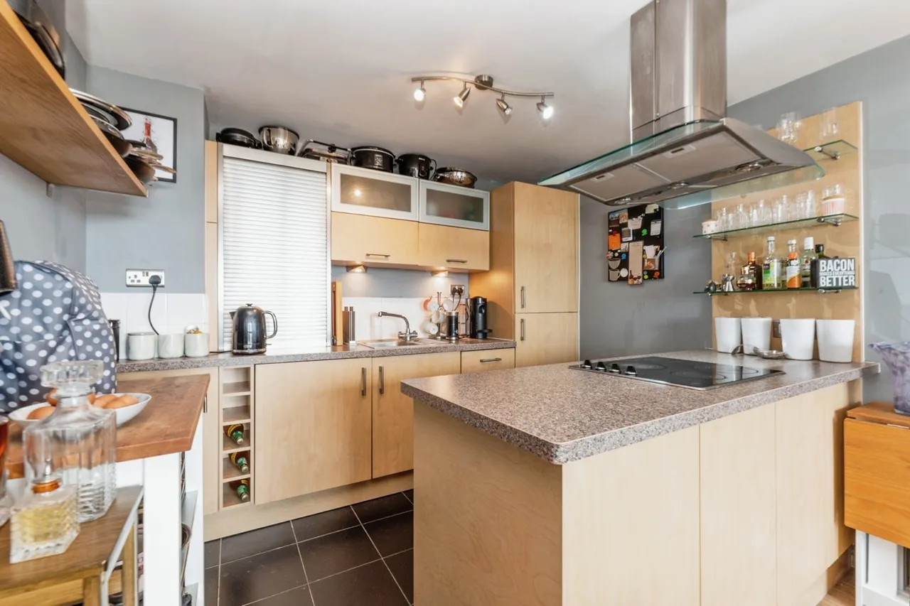 2 bed flat for sale, Throwley Way, Sutton, SM1
