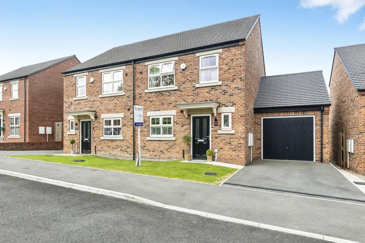 3 bed house for sale — Paddock Close, Brierley, Barnsley