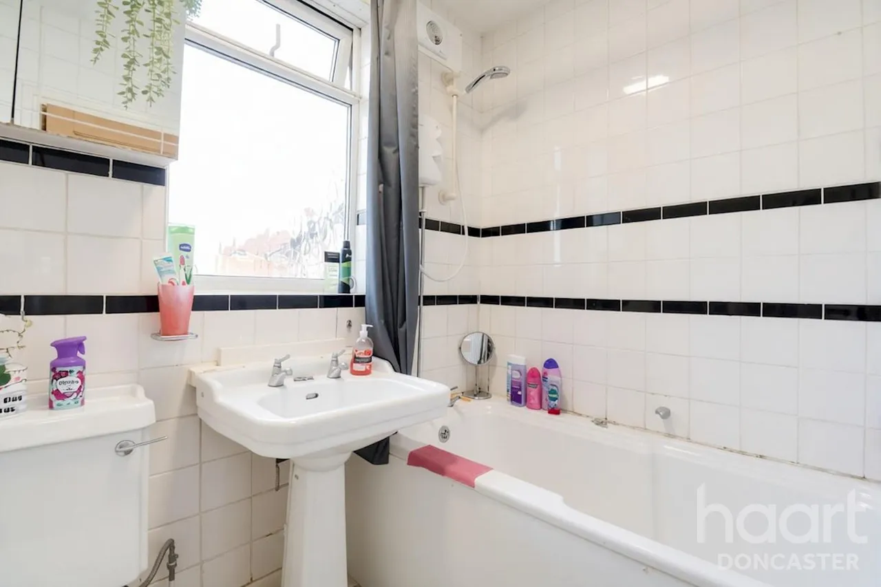 Grove Vale, Wheatley Hills, DN2, photo 17