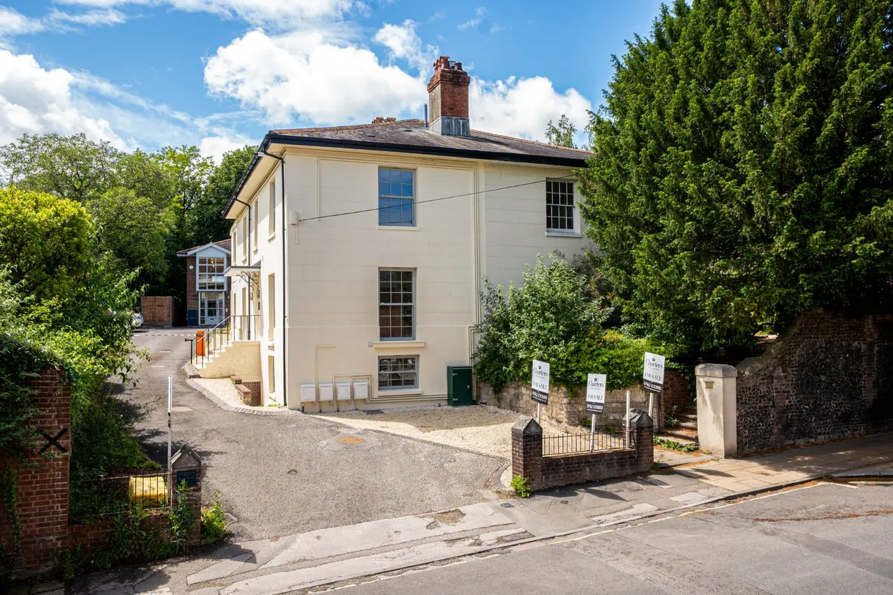 2 bed flat for sale, Upper High Street, Winchester, SO23