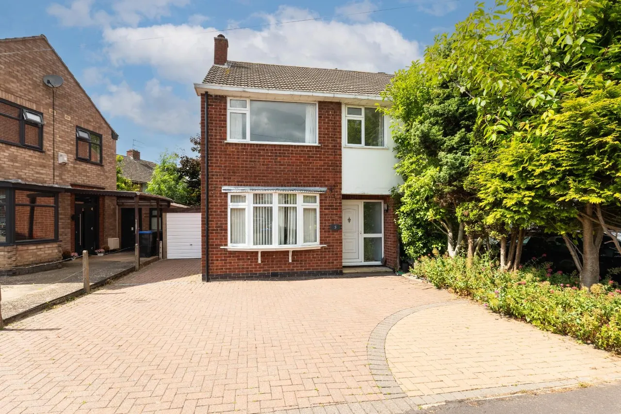3 bed house for sale — Harrow Road, Whitnash