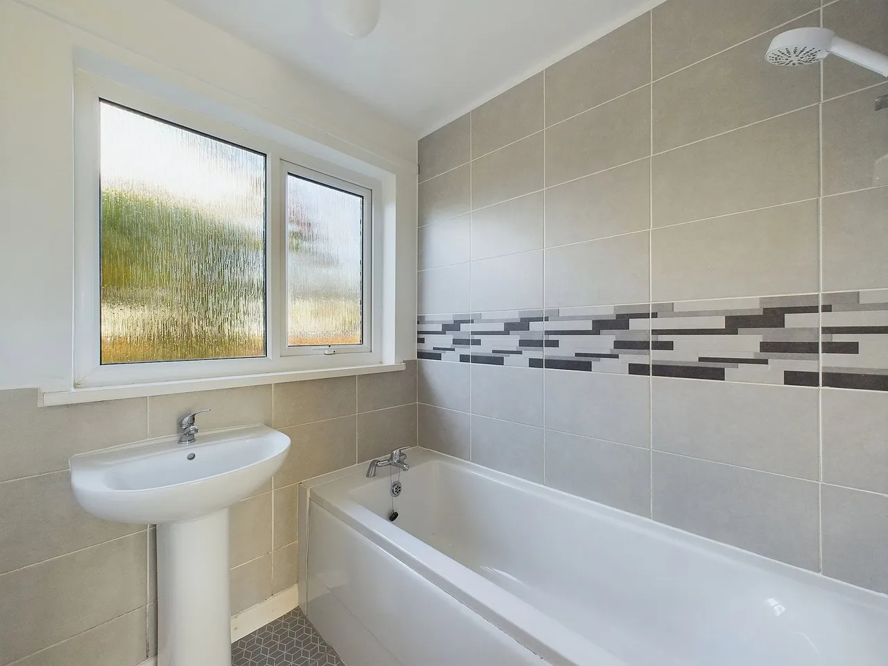 Cotswold Avenue, Sticker, PL26, photo 3