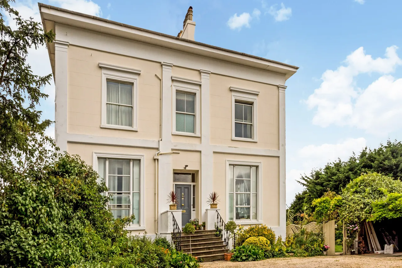 2 bed flat to rent, Warden Hill Road, GL51