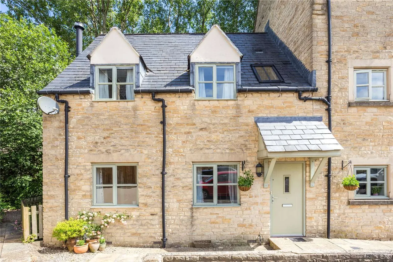2 bed house for sale — Webbs Court, Northleach, Nr Cirencester, Gloucestershire, GL54 3LR