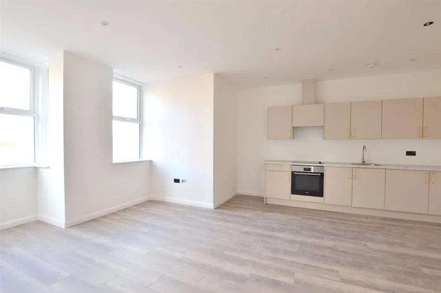 1 bed flat to rent, London Road, Redhill, RH1