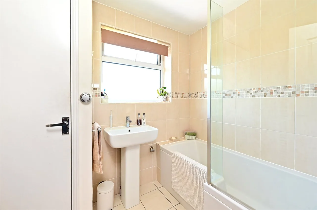 Greenways, Fleet, Hampshire, GU52 7XF, photo 9