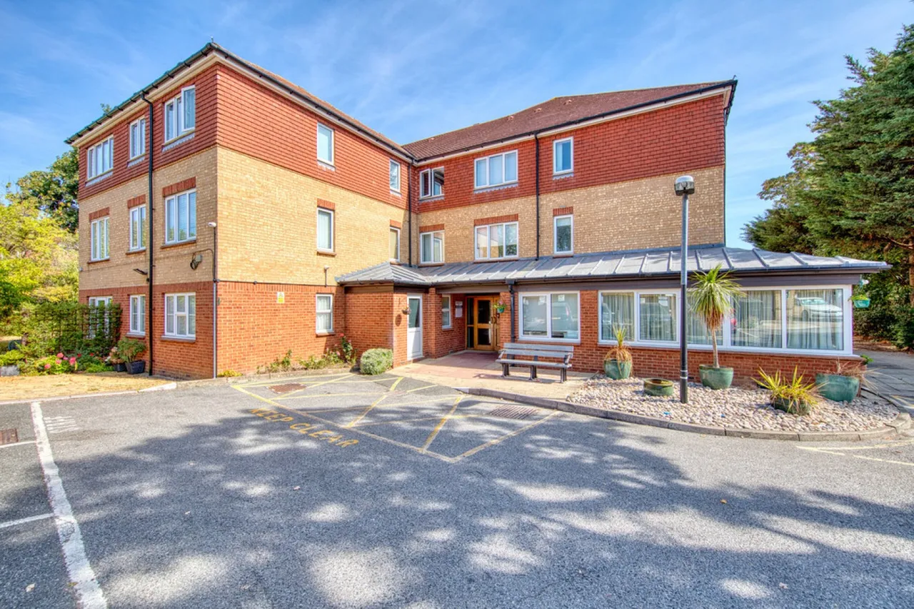 1 bed flat for sale — Westminster Court, Wanstead