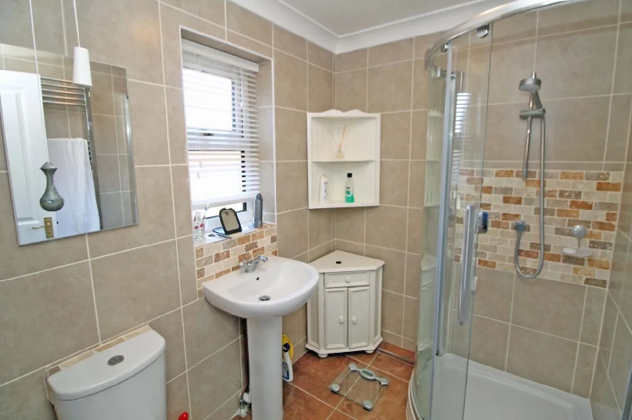 Detached Bungalow a Short Walk from H, photo 7
