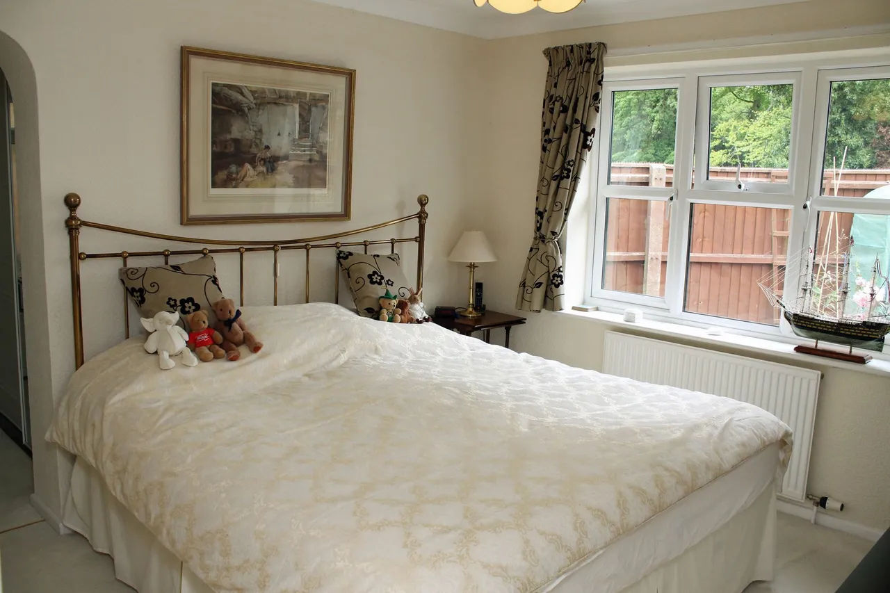 Detached Bungalow a Short Walk from H, photo 6