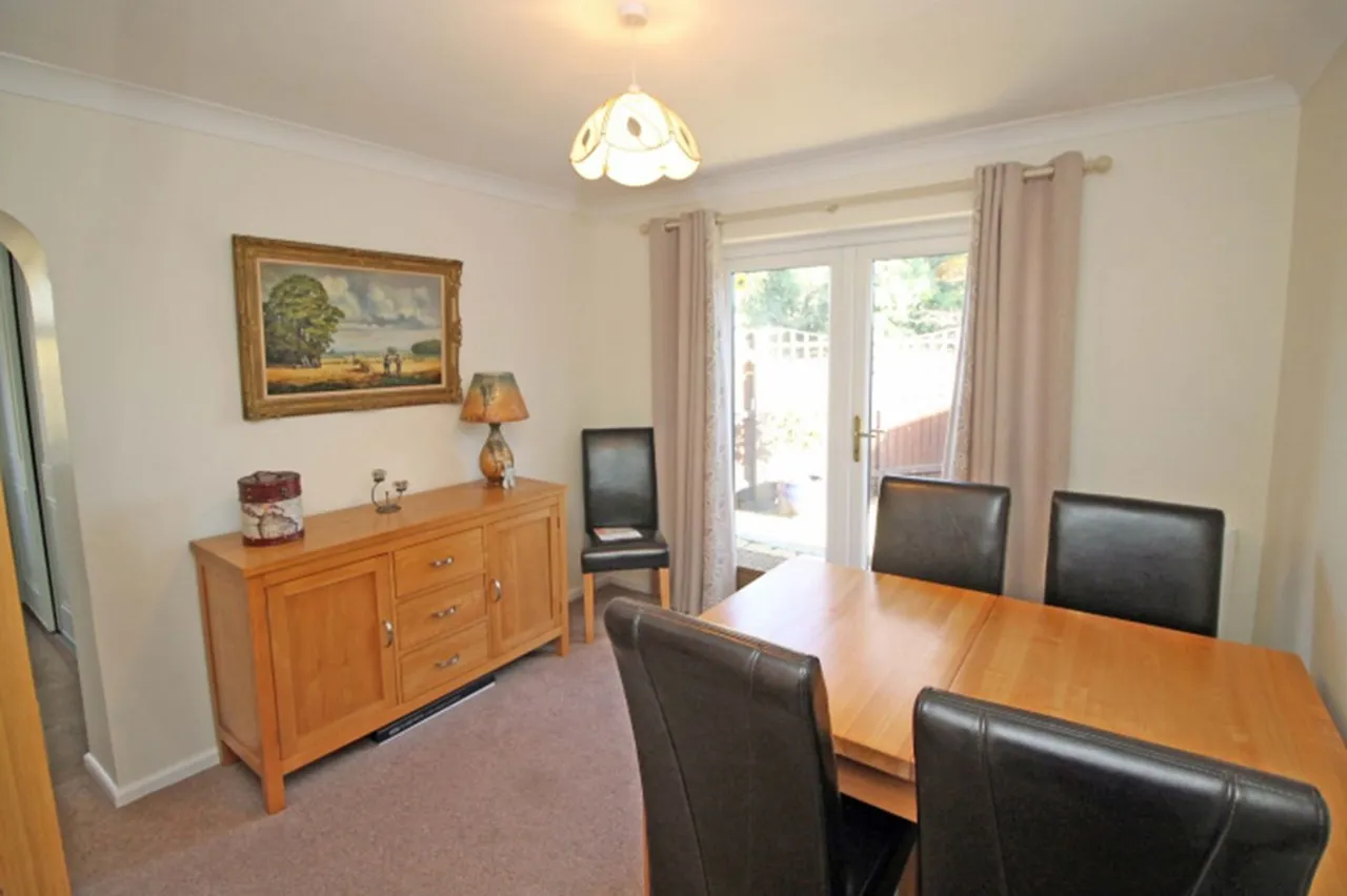 Detached Bungalow a Short Walk from H, photo 5