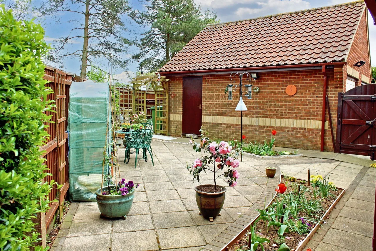 Detached Bungalow a Short Walk from H, photo 9